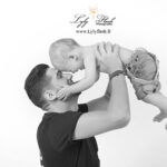 photo père fils de 12 mois en séance photo studio a Arles