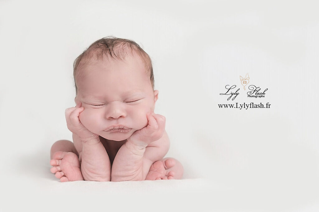 photo naissance bébé posing Froggy chez la photographe près de Cagnes-sur-Mer