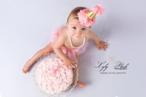 bébé et le gâteau d anniversaire