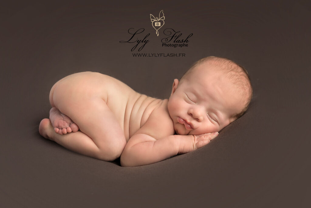 Tush pose Up – photo nouveau-né en position fœtale