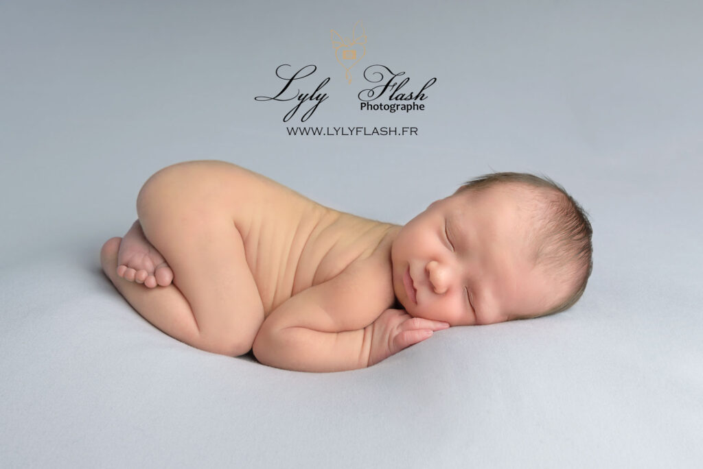 La tush up pose avec un bébé d 6 jours en studio photo sur Brignoles