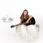 Quand un adolescente de Bargème vient en studio photo pour nous présenter son art . La musique vient envouter la séance photo autour de sa guitare sa meilleure amie