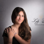 portrait d adolescente près de Le Cannet-des-Maures au studio photo pour des portraits en toute simplicité