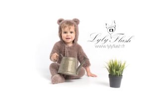 bébé déguisé en oursons en studio sur fond blanc pour une photographie super mignone