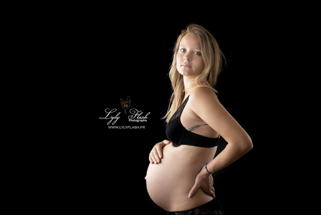 Photo de grossesse en stduio d'une femme enceinte en sous vêtements a Fréjus