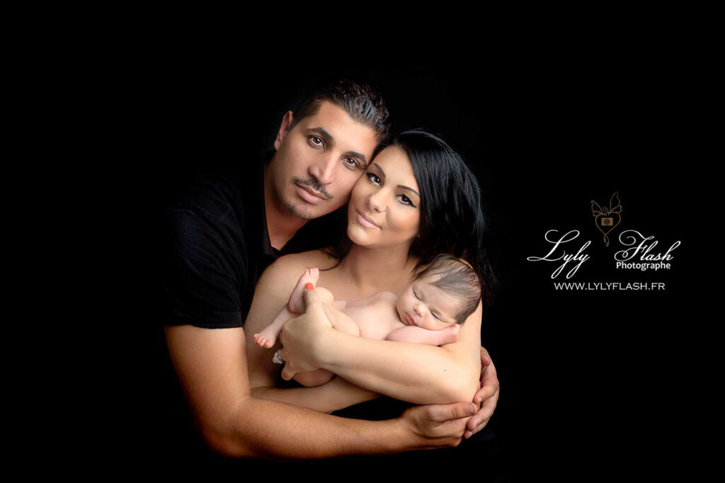 photo de famille pour la naissance de bébé. Amour et beauté dans un posing plein de poésie et de douceur. Photographie réalisée par la photographe lyly Flash