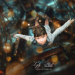 photo d enfant artistique sur le thème de Peter pan , un garçon vole le long d un bateau de pirate vers l objectif de la photographe Lyly flash