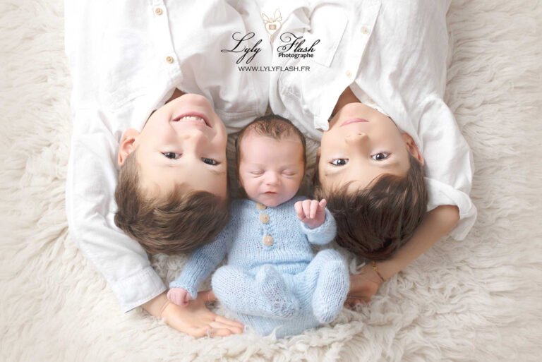 Photo de naissance de bébé avec ses deux grands frères