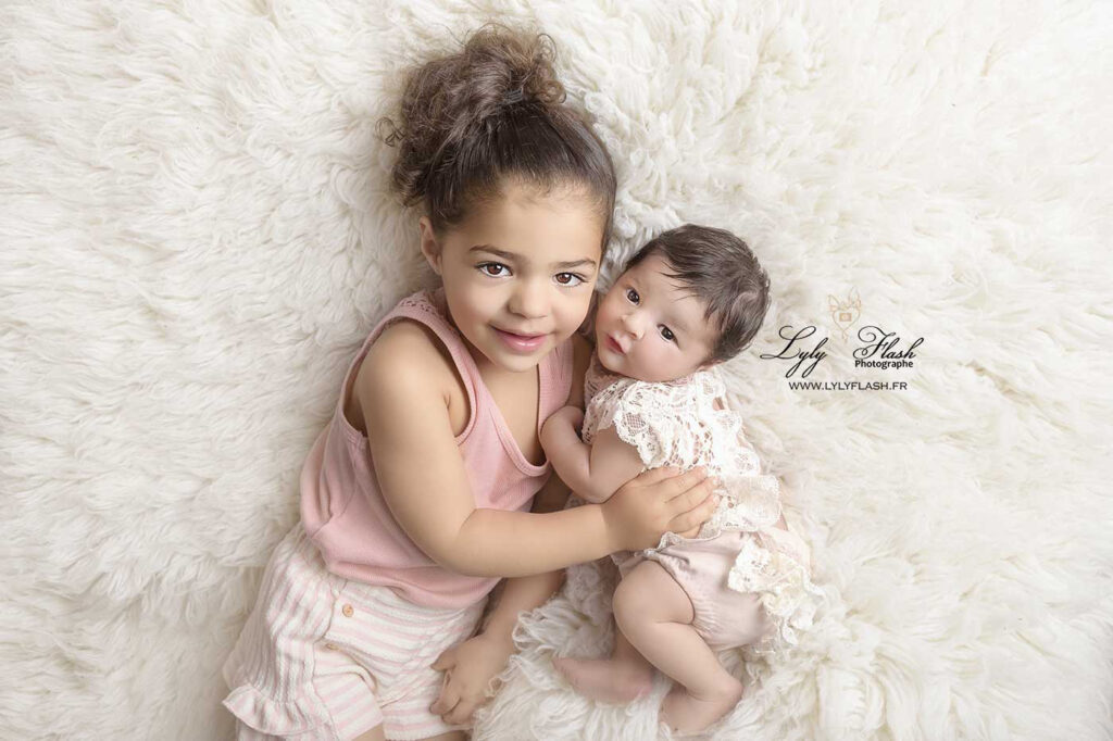 photo de naissance d'une petite fille avec un nouveau-né à hyères
