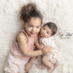 photo de princesses venues d'Aix en Provence pour le shooting naissance, leur origine méditerranéenne sublime cette photo de la photographe Lyly flash. Une photo comme à la maison en studio