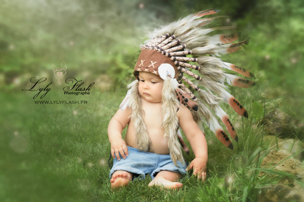 photo de petit indien dans un beau jardin