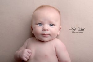Magnifique portrait de bébé par la photographe studio Lyly flash Solliès-Toucas