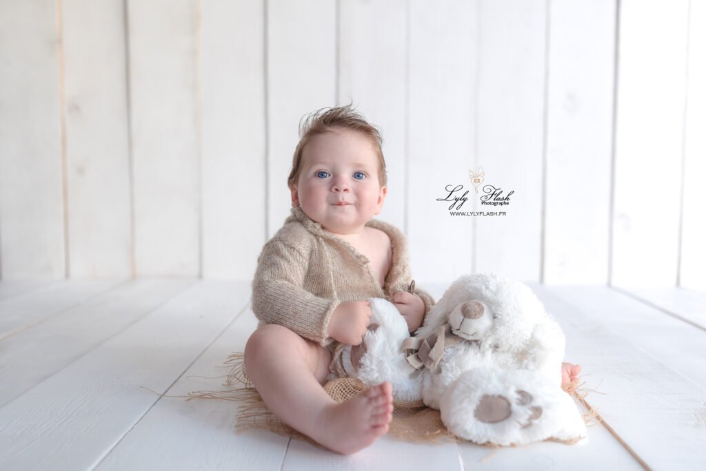 magnifique portrait de bébé en studio en lumière naturel et flash par la photographe studio lyly flash