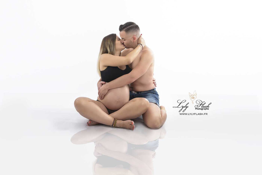 photo grossesse en couple en studio