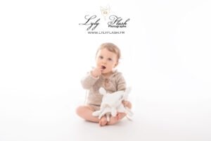Photographe pour bébé en studio sur fond blanc a Ginasservis