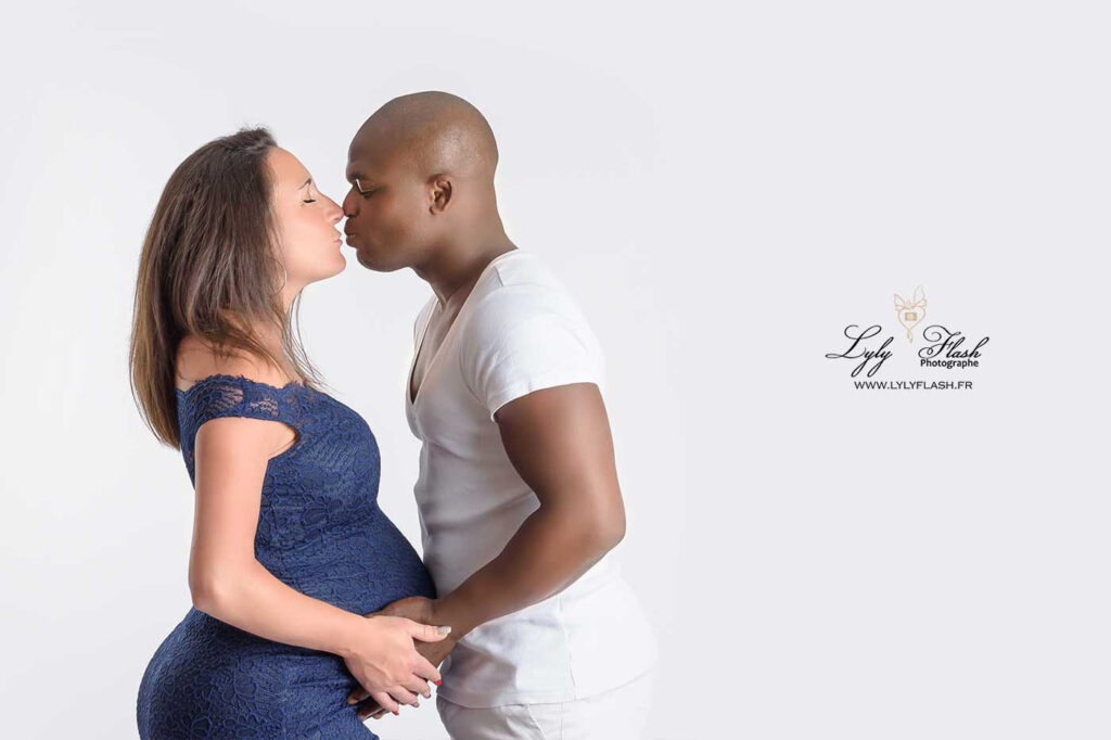 un bisous en couple en attendant bébé
