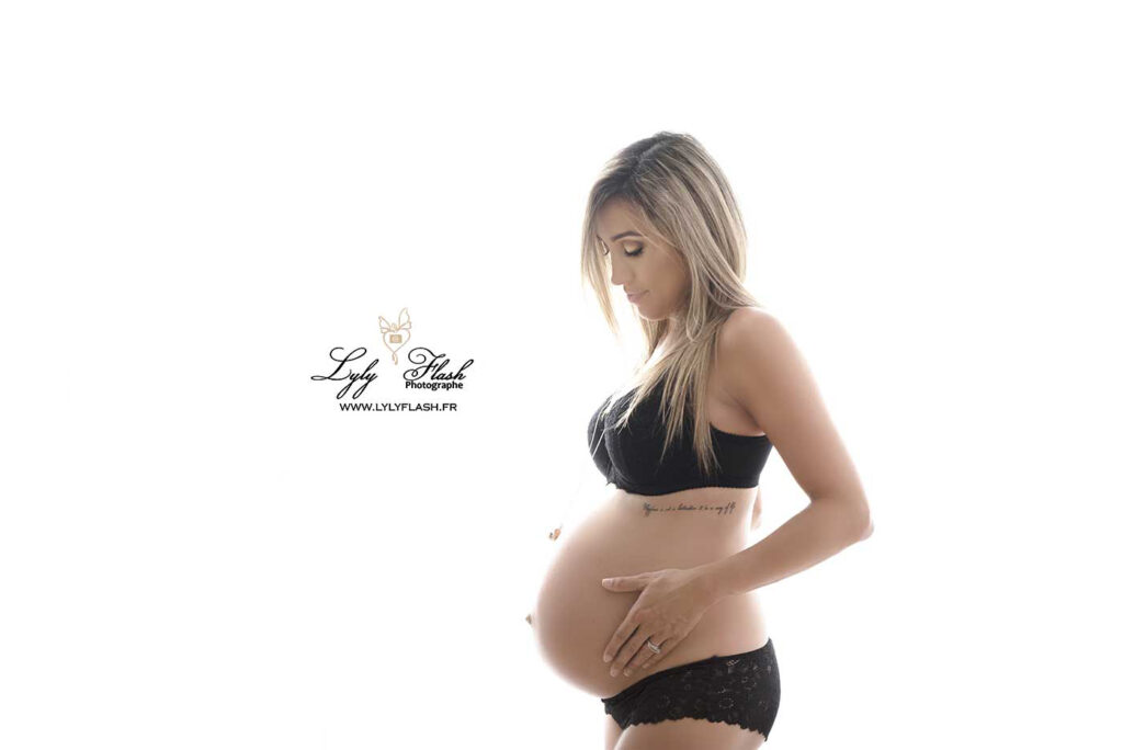 photo de grossesse en studio sur fond blanc lumineux