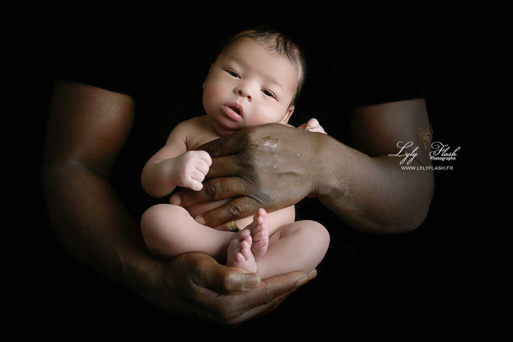 photo bébé à la naissance dans les mains posing