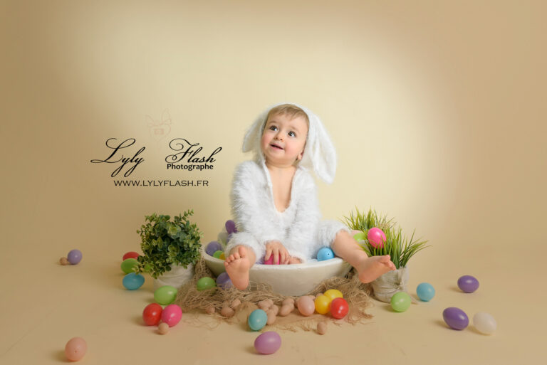Photographe de bébé capturant un sourire tendre