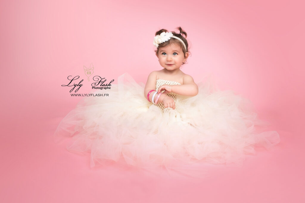 elle est trop mignone cette petite fille en robe de princesse a Draguignan