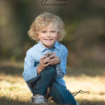 un petit garçon avec ses joues de bébé en shooting photo nature près de Garéoult