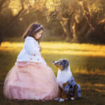 une petite fille de 4 ans apprend a son chiot a obéir et a couter, une photographie pleine d'authenticité réalisé par la photographe pour enfant Lyly flash près de Forcalqueiret