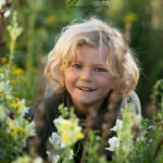 photo d enfant jouant dans les fleur du jardin de la photographe, un cache cache végétale qui amuse les enfants pour des portraits authentiques près de Fayence