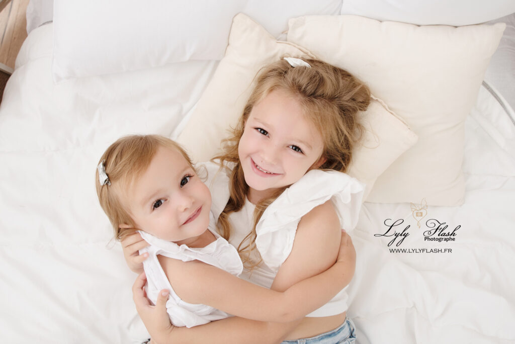 deux soeurs heureuses chez elle a six fours les plages