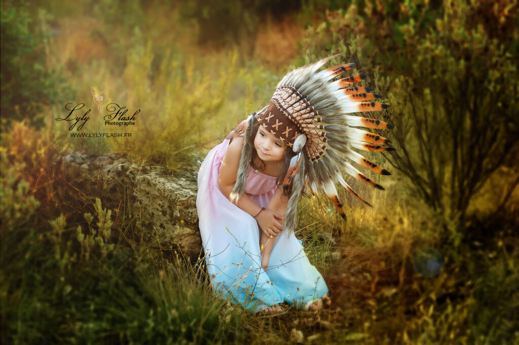 petite fille qui porte une toque indienne dans la forêt du var