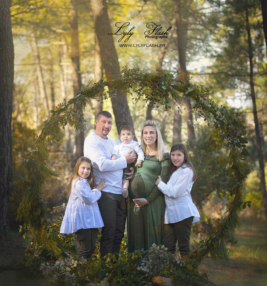 photo-enfant-famille-exterieur-portrait-photographe-var photo d enfant en extrieur, qui profite de l'air frais, de la chaleur des rayon du soleil dans leur cheveux, l'enfant libre et heureux et s'amuse, découvrir le monde qui l'entour, partager sa joie et son bonheur. Les parents adorent cette séance photo pleine de liberté et de bien être. Les enfants adorent leursshooting inspiré par la liberté. Les familles du Var aiment venir se détendre et se créer des souvenirs photo inoubliables