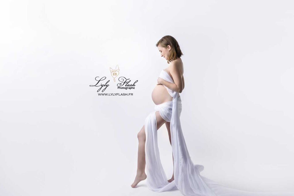 shooting photo de grossesse mode tout en blanc