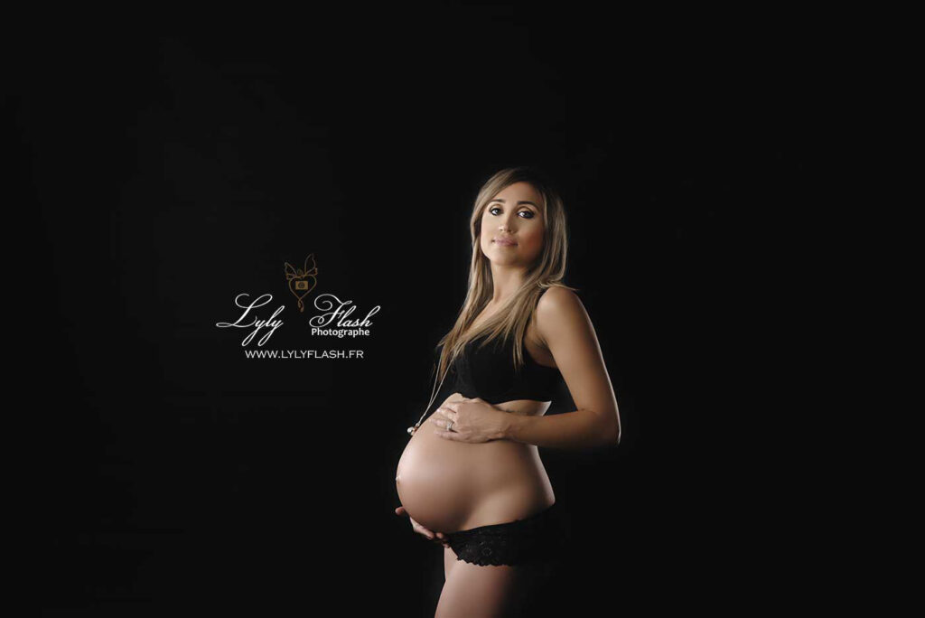 photo de grossesse en studio sur fond noir tout en fminité