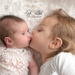 La photographie de bisous à la naissance , un portrait plein se tendresse sur le val au studio photo Lyly flash