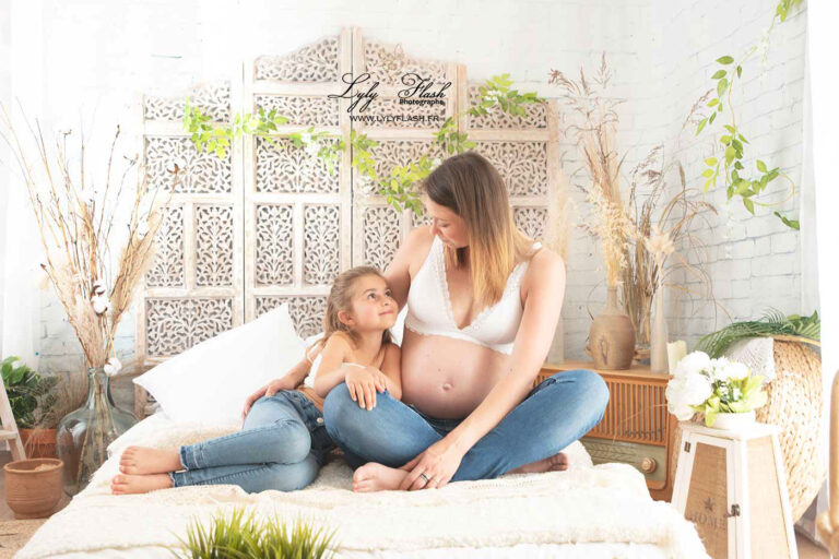 "Photographe grossesse capturant une future maman en douceur