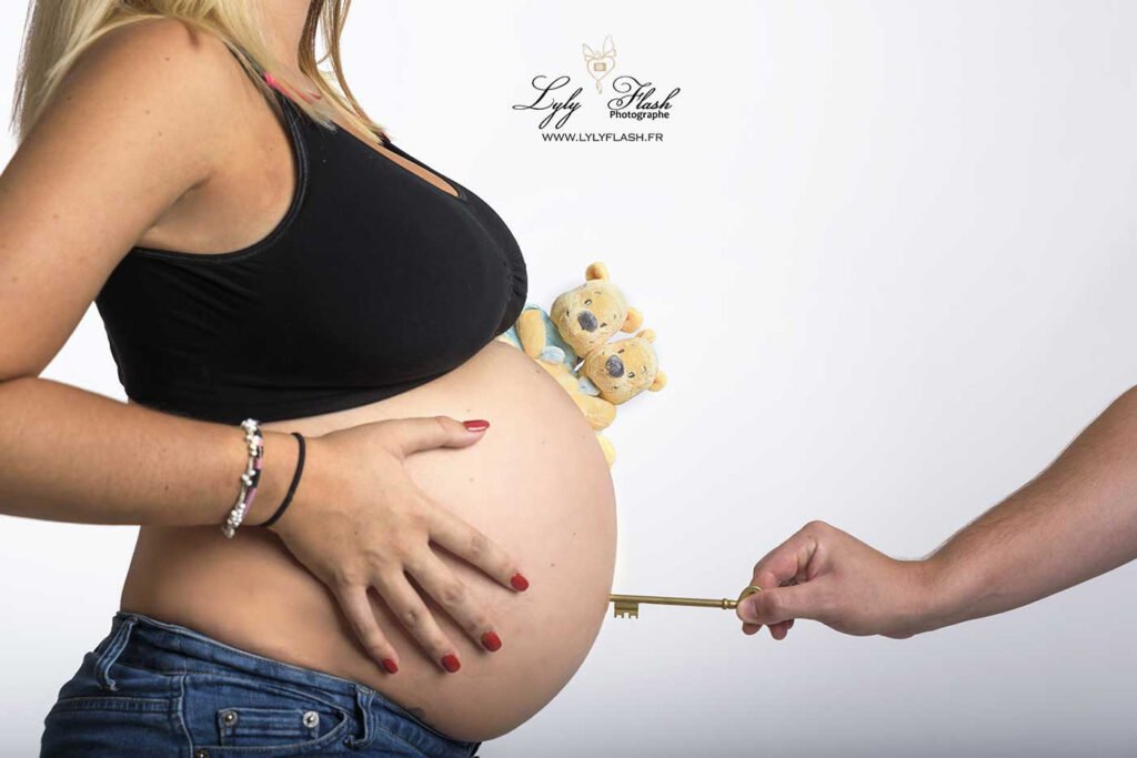 la main de papa essaie d ouvrir avec une clé le ventre de sa femme pour parler de l'accouchement