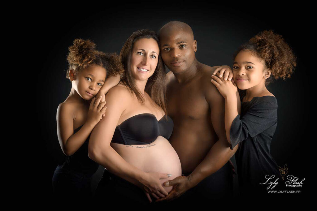 Photo grossesse famille métisse – photographe grossesse Var, moments tendres et multiculturels en studio