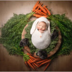 Une naissance a pâques cela mérite bien quelques poussin et des carottes du jardin, une séance photo artistique et culinaire par la spécialiste de la photo du nouveau-né dans le var