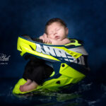 un bébé dort dans le casque de jet ski, une façon de montre comme il est tout petit de pouvoir entrer tout entier dans un accessoire de son papa chéri