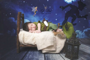 un bébé en petit indien il est super originale avec ses plumes