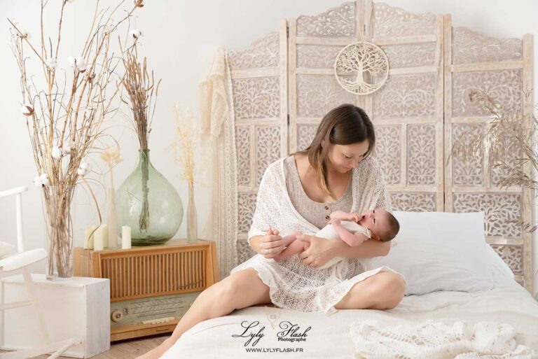 photographe naissance lifestyle la maman tient son nouveau-né dans ses bras