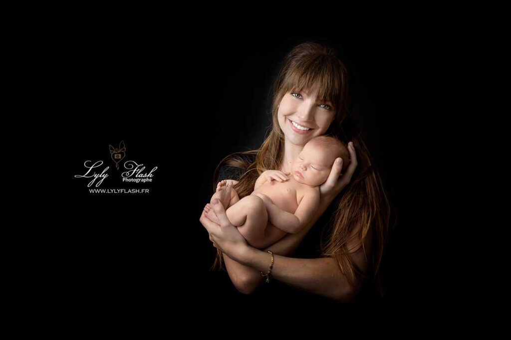 photographie d'une jeune maman avec sa petite fille à la naissance en studio sur Brignoles