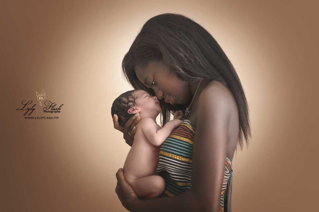 Qu'ils sont beaux tous les deux, une jeune maman africaine d'une beauté incroyable tient son petit garçon contre son cœur. leurs nez se touchent. Un souvenir de naissance naturel et tendrement magnifique pour cette famille de Fréjus