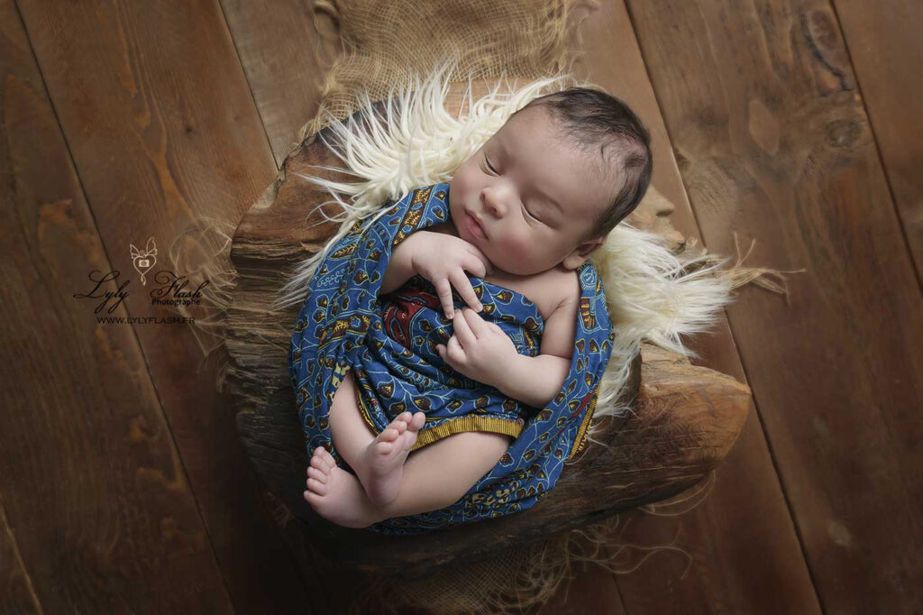 Votre bébé est né à Saint-Paul-de-Vence et si vous veniez réaliser votre shooting chez Lyly flash comme ce beau bébé métissé dans son wrap Africain, on sent qu'il est paisible et que l'univers du studio photo lui convient à la perfection