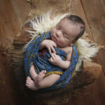 Votre bébé est né à Saint-Paul-de-Vence et si vous veniez réaliser votre shooting chez Lyly flash comme ce beau bébé métissé dans son wrap Africain, on sent qu'il est paisible et que l'univers du studio photo lui convient à la perfection