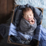 portrait bébé pour son shooting naissance réalisé par la photographe Lyly flash. Il est venu de Bormes-les-Mimosas pour ce shooting si important. On ne célèbre qu'une fois sa naissance