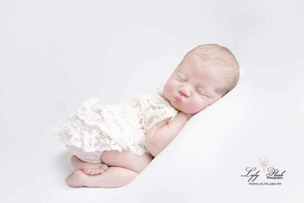 photo nouvau-né une petite fille en posing newborn
