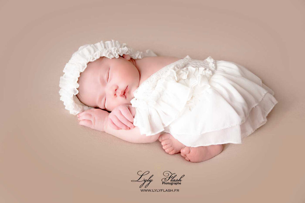 photo de naissance un petite fille d aix en provence en position foetal