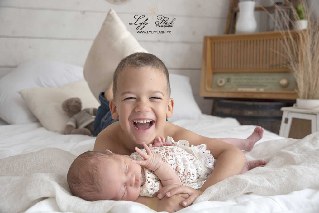 Un grand frère heureux qui tient sa petite sœur a sa naissance