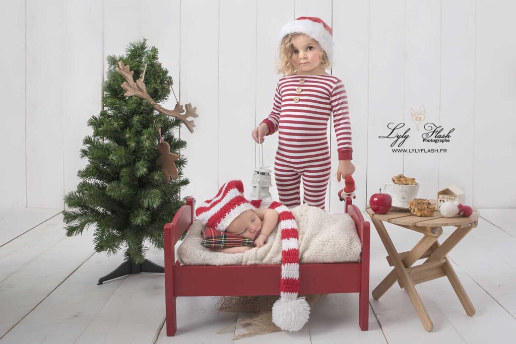 une grande sœur en photo de noël pour la naissance d'un nouveau-né