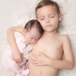 La fierté d'être grand frère, la pose parfaite pour une photo de naissance, réalisée par la photographe studio Lyly flash près de Brignoles